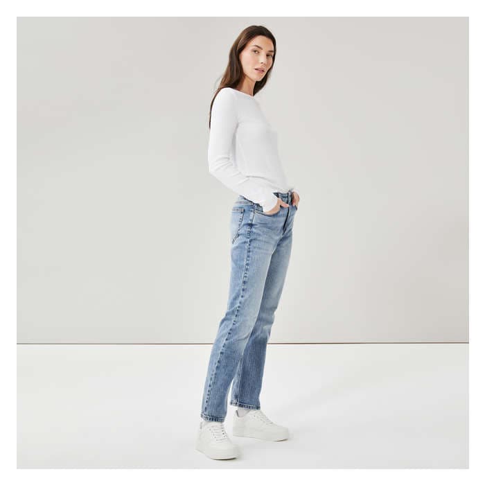 Women's Medium Wash Slim Straight Fit Jean